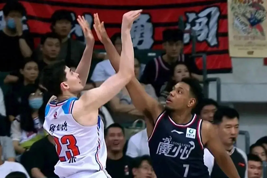 包含新疆队在场上展现出优势，获得胜利的词条